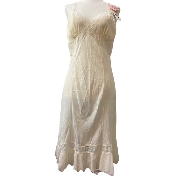 Vintage slip with lace trim & adjustable straps. Sz36 - Picture 2 of 15